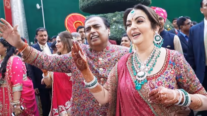 ഇഷ അംബാനിയുടെ ഇരട്ടക്കുട്ടികൾക്ക് ആഡംബര സമ്മാനം; മുകേഷ് അംബാനിയും നിതാ അംബാനിയും നൽകിയത്   