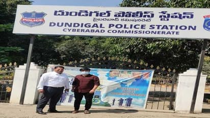 తోటి విద్యార్ధిపై దాడి.. లాయర్తో కలిసి పీఎస్కి బండి సంజయ్ తనయుడు, స్టేషన్ బెయిల్