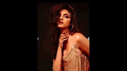 ఆ అందాలు కనిపించేలా బ్లౌజ్ కి చీలిక.. కొంగు జారిపోతున్న శారీలో మాళవిక బ్యాక్ సైడ్ నడుము కిల్లింగ్ 