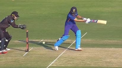 ഈ അംപയര്മാര്ക്കെല്ലാം എന്തുപറ്റി? വീണ്ടും അംപയറിംഗ് മണ്ടത്തരം!