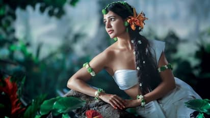 శాకుంతలం నుంచి ఫస్ట్ సింగిల్.. అందాలు ఆరబోస్తూ అతడి కోసం సమంత విరహ వేదన, పిక్స్ వైరల్  