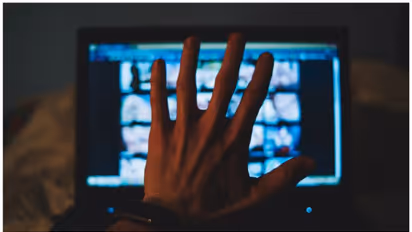 ಅಶ್ಲೀಲ ವಿಡಿಯೋದಲ್ಲಿ ಹೆಂಡ್ತಿ ನಟಿಸಿರೋ ಅನುಮಾನ: ಮನಬಂದಂತೆ ಹಲ್ಲೆ ಮಾಡಿದ ಪೋರ್ನ್ ಚಟಕ್ಕೆ ಬಿದ್ದ ಪತಿ