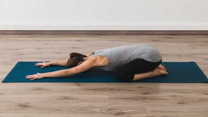 முட்டை மேல் அமர்ந்து  யோகாவில் உலக சாதனை படைத்த விருதுநகர் சகோதரிகள்