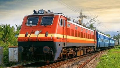 राजस्थान में गिरा डेढ़ साल के बच्चे का खिलौना: बच्चा रोए नही इसके लिए रेलवे पहुंच गया उत्तरप्रदेश देकर आया