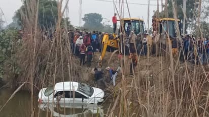 हापुड़ में तालाब में जा गिरी अनियंत्रित कार, गाजियाबाद से घर वापस आ रहे 4 लोगों की हुई मौत