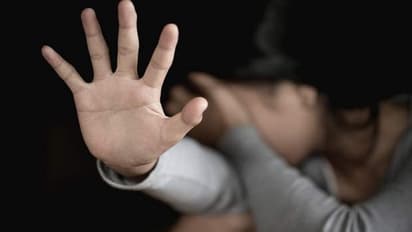 പ്രൊഫസറുടെ 'ഉപദ്രവം' സഹിക്കാനാവുന്നില്ല, പരിഹാരം വേണം; മുഖ്യമന്ത്രിക്ക് അഞ്ഞൂറോളം വിദ്യാര്‍ത്ഥിനികളുടെ കത്ത്