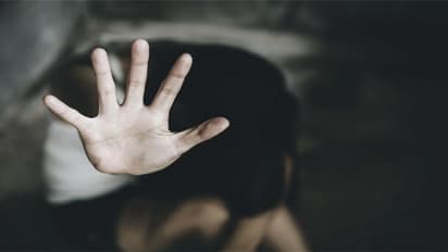 'മദ്യപിച്ചെത്തി സ്വകാര്യ ഭാഗങ്ങളിൽ സ്പർശിക്കും'; അമ്മ വിദേശത്തുള്ള മകളോട് അച്ഛന്‍റെ ക്രൂരത, കൂട്ടിന് സുഹൃത്തും