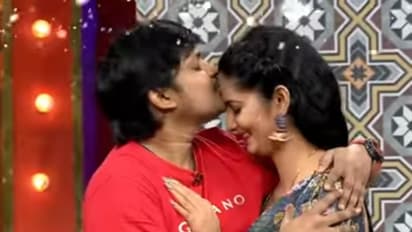 జబర్దస్త్ స్టేజీపై సుజాతకు రింగు తొడిగి.. లవ్ స్టోరీని కన్ఫమ్ చేసిన రాకింగ్ రాకేష్? నుదిటిపై ముద్దు.. టైట్ హగ్