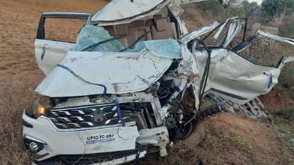 கோவில்பட்டி அருகே ஏற்பட்ட கார் விபத்தில் கர்ப்பிணி உள்பட 5 பேர் படுகாயம்