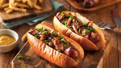 'ഹോട്ട് ഡോഗ്' ഉണ്ടാക്കുന്നത് എങ്ങനെയെന്ന് അറിയാമോ? വീഡിയോ...