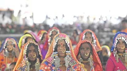 कर्नाटक:PM मोदी की झलक पाने को उमड़ी लोगों की भीड़, पारंपरिक लिबास में सज-धजकर आईं महिलाएं, देखें खास तस्वीरें