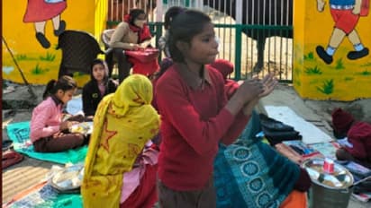 स्कूल में बंधे जानवर और बाहर लग रही मासूमों की क्लास, देखें मेरठ की हैरान करने वाली PHOTOS