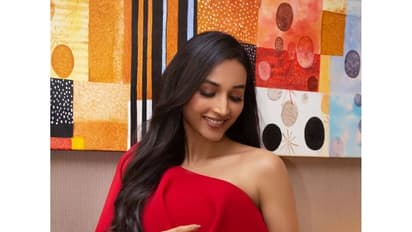 రెడ్ అవుట్ ఫిట్ లో శ్రీనిధి స్టన్నింగ్ స్టిల్స్.. హాఫ్ షోల్డర్ డ్రెస్ లో ‘కేజీఎఫ్’ భామ గ్లామర్ విందు!