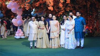 అంగరంగ వైభవంగా అనంత్-రాధిక నిశ్చితార్థం.. సంప్రదాయ దుస్తుల్లో మెరిసిపోతున్న కొత్త జంట