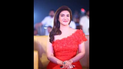 ఎరుపెక్కిన అందాలతో బాలయ్య భామ రచ్చ.. రెడ్‌ డ్రెస్‌లో హనీ రోజ్‌ ఇంత హాట్‌గానా.. ఇంటర్నెట్‌ ఫైరింగ్‌..