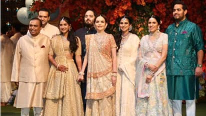 ஆனந்த் அம்பானி - ராதிகா மெர்ச்சன்ட் நிச்சயதார்த்தத்தில் மகளுடன் கலந்து கொண்ட ஐஸ்வர்யா ராய்! வைரல் போட்டோஸ்...