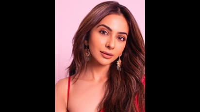 స్లీవ్‌ లెస్‌ బ్లౌజ్‌, రెడ్‌ శారీలో మంటలు పెడుతున్న రకుల్‌..   స్టార్‌ హీరోయిన్‌ అందాలకు కుర్రకారు విలవిల