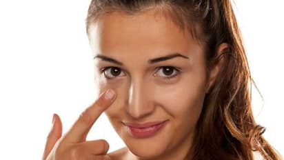 കണ്ണിന് ചുറ്റുമുള്ള കറുപ്പ് മാറാൻ ഇതാ ചില പൊടിക്കെെകൾ