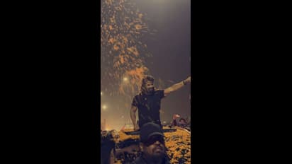 వైజాగ్ లో పుష్పరాజ్.. అల్లు అర్జున్ పై పూల వర్షం కురిపించిన ఫ్యాన్స్.. వైరల్ పిక్స్.!