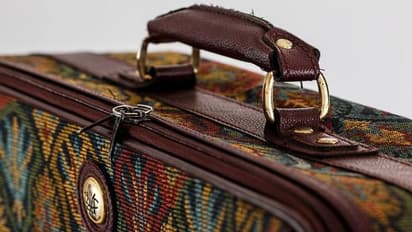 ഒളിച്ചുകളിക്കിടെ കാമുകനെ സ്യൂട്ട്കേസിൽ പൂട്ടിയിട്ടു, കാമുകൻ ശ്വാസംമുട്ടി മരിച്ചു