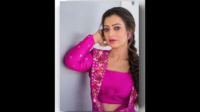 పింక్‌ డ్రెస్‌లో `జబర్దస్త్` యాంకర్‌ మత్తెక్కించే పోజులు.. అనసూయని సౌమ్యరావు రీప్లేస్‌ చేసినట్టేనా ?