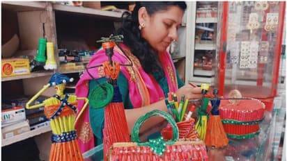 പത്രക്കടലാസുകളില് കരവിരുതൊരുക്കി സ്വന്തമായി വരുമാനം കണ്ടെത്തി ഒരു വീട്ടമ്മ