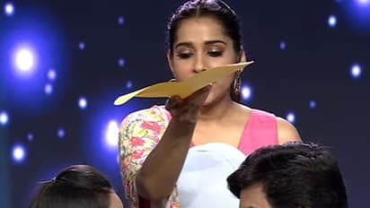 పక్కనే ఉండి లిప్ కిస్సులు పెట్టిస్తున్న హైపర్ ఆది, రష్మీ.. సుడిగాలి సుధీర్ తో కలిసి ఆ క్షణం ఎప్పుడో.. 