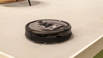 ടോയ്‍ലെറ്റിൽ പോയ യുവതിയുടെ ഫോട്ടോ പകർത്തി വാക്വം ക്ലീനർ, ഫേസ്ബുക്കിൽ ഇട്ടു 