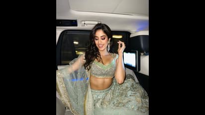 కారులో జాన్వీ కపూర్ హాట్ షో, దిమ్మతిరిగే అందాలతో వయ్యారాలు.. చిరునవ్వుతో మంటలు రేపుతున్న జూ.శ్రీదేవి 