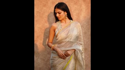 చీరకట్టులో కట్టిపడేస్తున్న మలయాళీ భామ.. కసి చూపులతో కలవరపెడుతున్న మాళవికా మోహనన్!