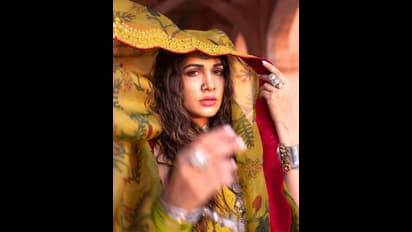 అందాల రాక్షసి విశ్వరూపం చూడాల్సిందే.. కళ్ళు చెదిరే లెహంగాలో లావణ్య మైండ్ బ్లోయింగ్ లుక్స్ వైరల్ 