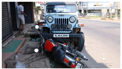 അമിതവേഗതയിലെത്തിയ ജീപ്പിടിച്ച്  ബാങ്ക് മാനേജരടക്കം രണ്ട് പേർക്ക് പരിക്ക്, ജീപ്പിലുണ്ടായിരുന്നവർക്ക് മർദ്ദനം