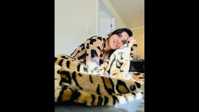 చలి వణికిస్తుందని పులి దుప్పట్లో దూరిన ఆర్జీవీ భామ.. వెచ్చదనం పొందుతూ హీటు పెంచుతున్న ఆషురెడ్డి