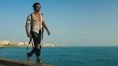 SRK posted a video on Twitter of him greeting his fans; netizens crown him as the 'King'