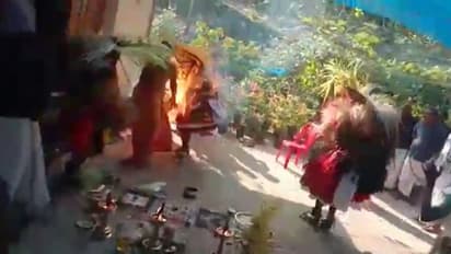 മലപ്പുറത്ത് കരിങ്കാളി വേഷം കെട്ടിയാടുന്നതിനിടെ നിലവിളക്കിൽ നിന്ന് തീപടർന്നു - വീഡിയോ