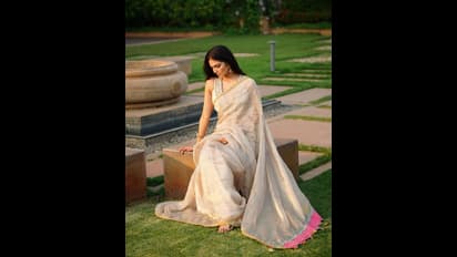 செதுக்கி வைத்த சிலை போல்... ஸ்லீவ் லெஸ் ஜாக்கெட் போட்டு... ட்ரான்ஸ்பரென்ட் புடவையில் அசர வைத்த மாளவிகா மோகனன்!