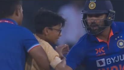 ಮೈದಾನಕ್ಕೆ ನುಗ್ಗಿ ರೋಹಿತ್ ಬಿಗಿದಪ್ಪಿದ ಪುಟ್ಟ ಅಭಿಮಾನಿ, ಕ್ರಮ ಕೈಗೊಳ್ಳದಂತೆ ನಾಯಕನ ಸೂಚನೆ!