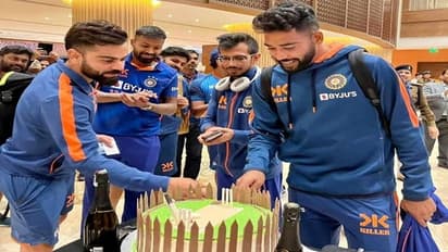 ராய்ப்பூரில் நடு ஹோட்டலில் வைத்து கேக் வெட்டி கொண்டாடிய விராட் கோலி, சிராஜ்!