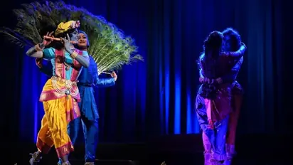 വേദിയെ വിസ്മയിപ്പിച്ച് കൃഷ്ണനായി മഞ്ജു വാര്യര്; നിറഞ്ഞ കൈയടിയില് 'രാധേ ശ്യാം'