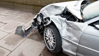 അമിത വേഗത്തിലെത്തിയ കാര് വിളക്കുകാലില് ഇടിച്ച് പിളര്ന്നു; 20കാരന് ദാരുണാന്ത്യം