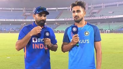 నీలో ఆ దమ్ముంది.. పేస్ కావాల్సినంత ఉంది.. కానీ దానిమీద  దృష్టి పెట్టు : ఉమ్రాన్‌కు షమీ కీలక సూచనలు 