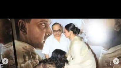 ಗಾಂಧಿ ಗೋಡ್ಸೆ  ಸ್ಕ್ರೀನಿಂಗ್: ರೇಖಾ ಕಾಲಿಗೆ ಬಿದ್ದು ಆಶಿರ್ವಾದ ಪಡೆದ ತನೀಶಾ ಸಂತೋಷಿ