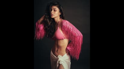 పింక్ బికినీలో మంటలు రేపుతున్న మౌనీరాయ్.. ఇంటర్నెట్ షేక్.. స్టన్నింగ్ పోజులు చూస్తే అంతే! 