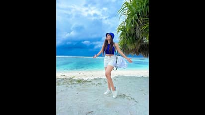 పిక్చర్ పర్ఫెక్ట్ పిల్ల.. పొట్టి నిక్కర్ లో హీటు పెంచుతున్న సుడిగాలి సుధీర్ కో యాంకర్ దీపికా పిల్లి 