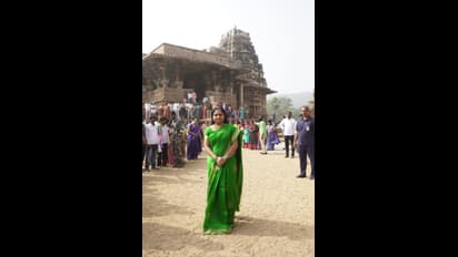 రామప్ప ఆలయ శిల్ప సంపదకు కల్వకుంట్ల కవిత ఫిదా .. మరింత అభివృద్ధి చేస్తామని హామీ