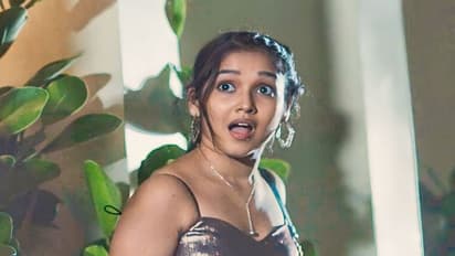 அந்த ஒரு காரணத்தால் தான் லிப்லாக் காட்சியில் நடிச்சேன்.. ‘இச்’ சர்ச்சைக்கு குட்டிநயன் அனிகாவின் ‘நச்’ விளக்கம்