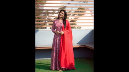 డస్కీ బ్యూటీ కత్తిలాంటి పోజులు.. నిండైన దుస్తుల్లో ఐశ్వర్యా రాజేష్‌ మెరుపులు.. హాట్‌నెస్‌లో తగ్గేదెలే 