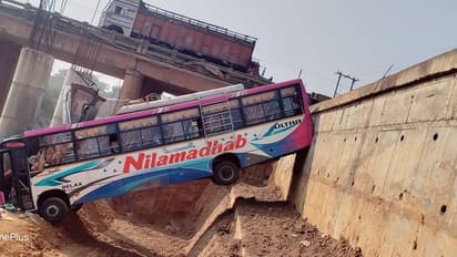 వంతెనపై నుంచి బోల్తా పడ్డ టూరిస్టు బస్సు.. ఇద్దరు మృతి, 30 మందికి పైగా గాయాలు.. 