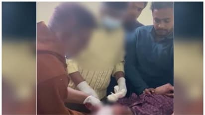 സ്റ്റിച്ച് തുന്നി മരുന്ന് വെക്കുന്നത് ഡോക്ടർക്ക് പകരം സെക്യൂരിറ്റി ജീവനക്കാരൻ, തെലങ്കാനയിലെ ആശുപത്രിയിൽ വീഴ്ച