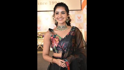 ట్రాన్స్ఫరెంట్‌ శారీలో అనుపమా పరమేశ్వరన్‌ అదిరిపోయే ట్రీట్‌.. స్లీవ్‌లెస్‌ బ్లౌజ్ లో  ప్రైవేట్‌ ఈవెంట్‌లో రచ్చ